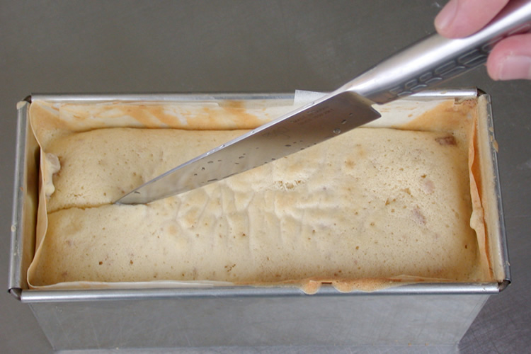 パウンドケーキを焼くときのポイント：焼き始めて10分ほどでナイフで切れ目を入れる