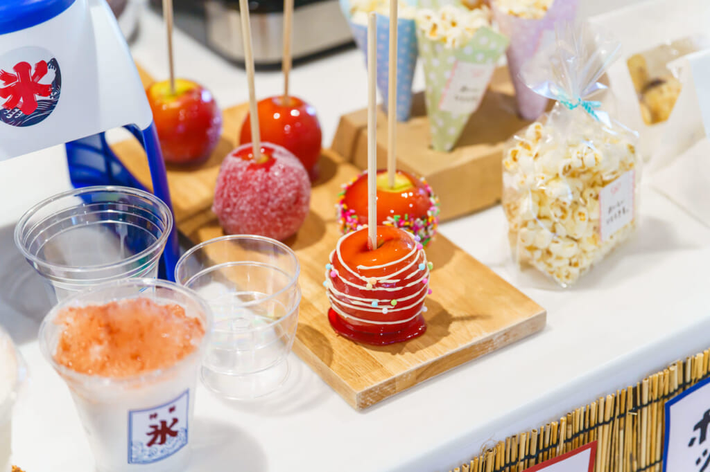 ロ*ズ様 レア　ご当地キティ　屋台　夏祭り　チョコバナナ　りんご飴　綿菓子　とう りんご飴もチョコバナナも！おうち縁日で夏祭りを再現しよう！ | 富澤