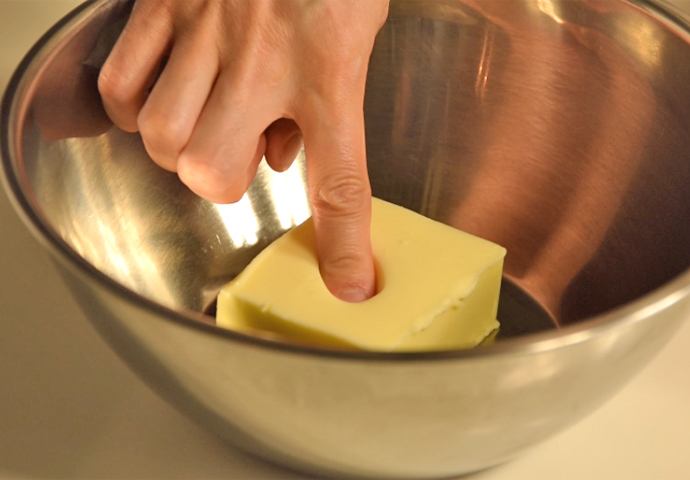 室温に戻すバターの固さ：指がスッと入るくらいのやわらかさ