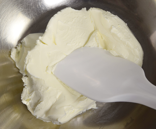 レアチーズケーキ作りで クリームチーズを常温に戻すのはなぜ 固いので温めてもよい 富澤商店 Column